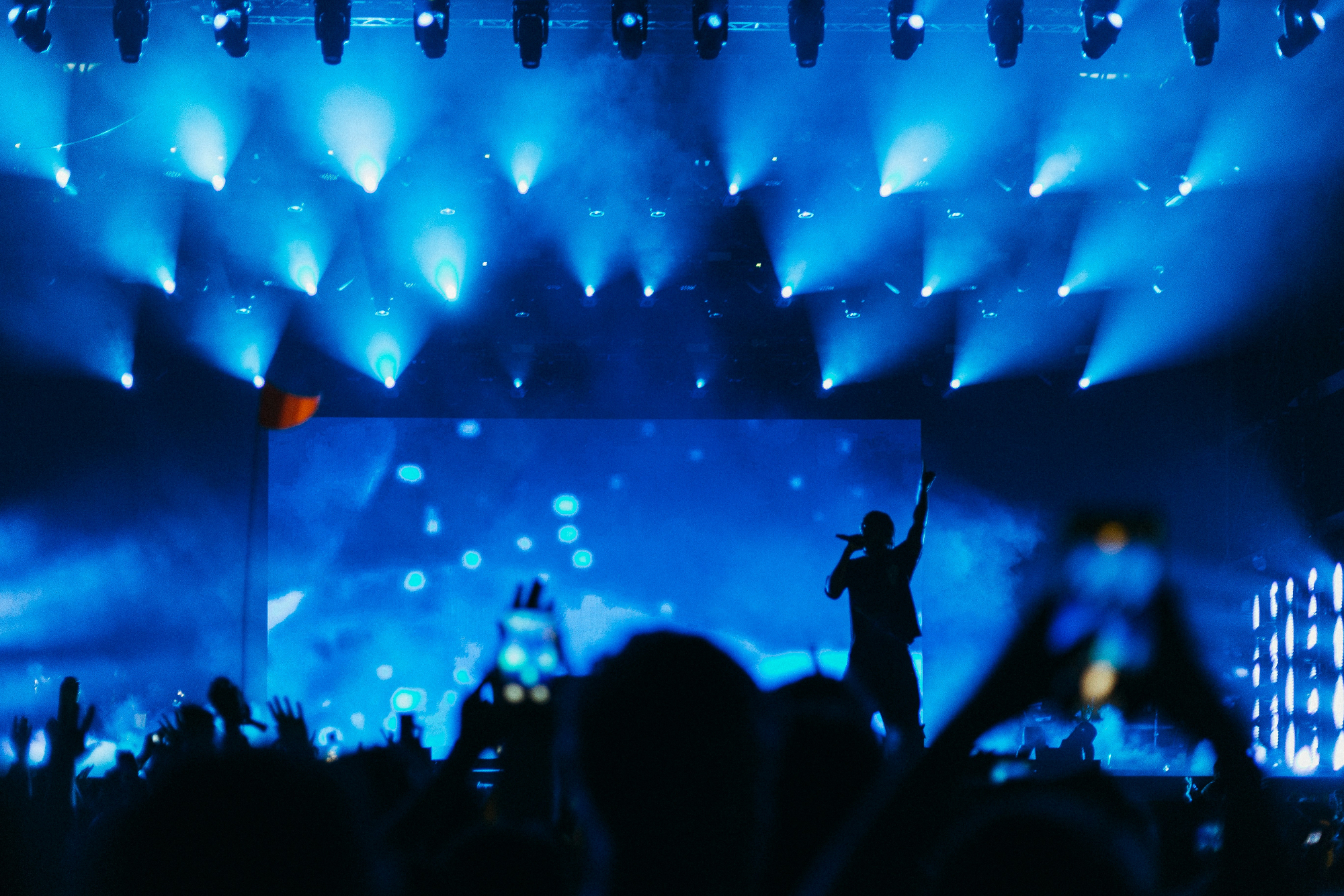 „Am Niederrhein vibrieren die Beats zwischen Streetmusic und Festivalbühne – mal leise auf’m Platz, mal laut im Feld. Hier ist Musik kein Hintergrundrauschen, sondern Lebensgefühl.“ | Niederrhein — einfach stark