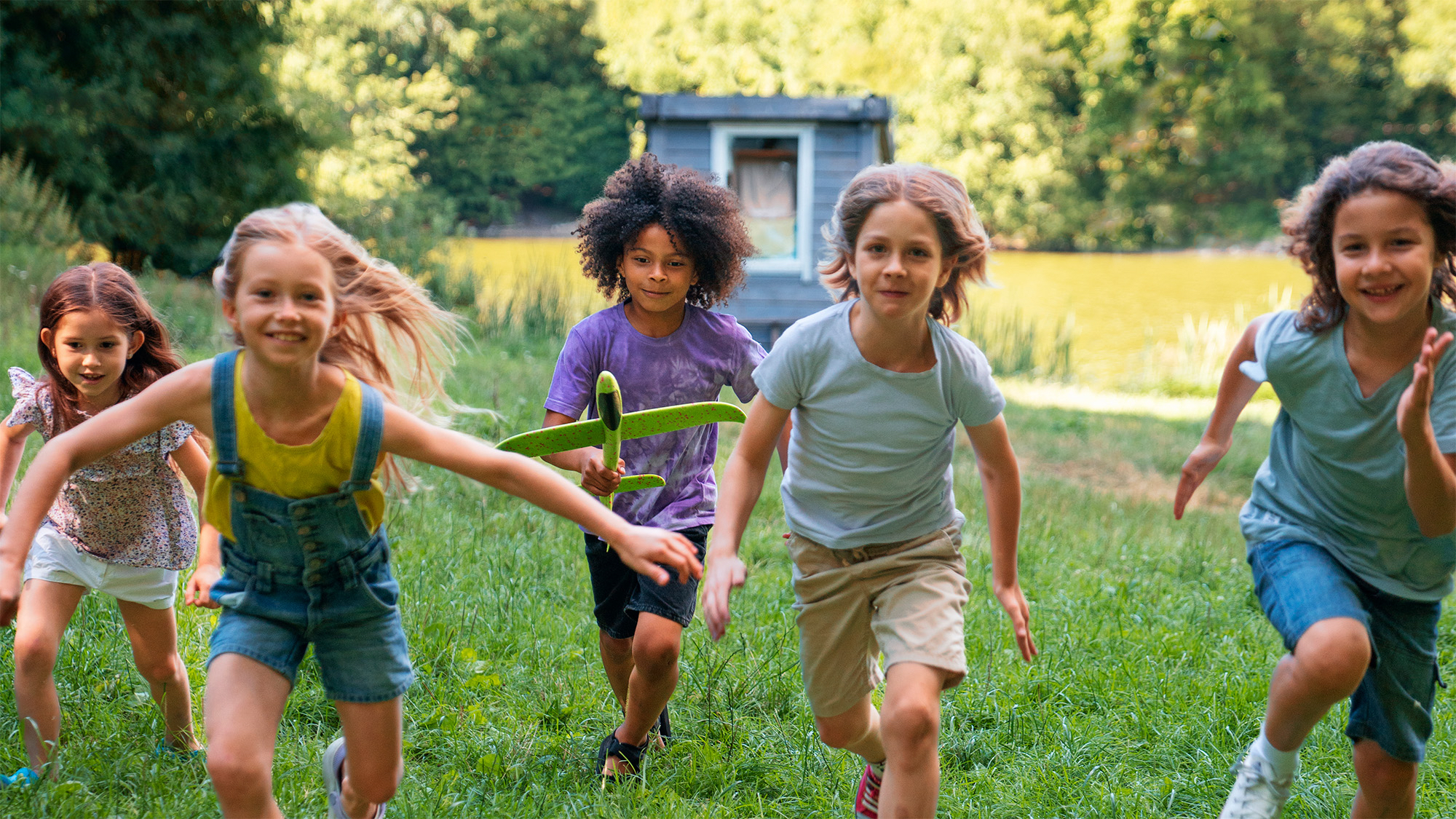 Hier am Niederrhein können Kinder noch einfach Kind sein – draußen toben, im Wald entdecken, über Wiesen rennen. Ohne ständigen Verkehrslärm, dafür mit jeder Menge Spielplätzen und ganz viel Platz zum Großwerden.“ | Niederrhein — einfach stark