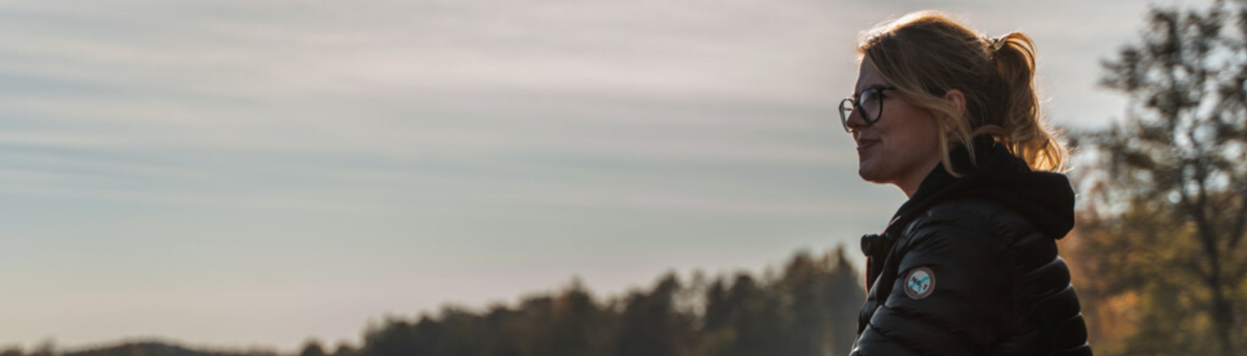 „Ob du mit dem Rad durch die Rheinwiesen cruised, beim Standup-Padelling alles gibst oder den ‘Eltenberg’ bezwingst – hier geht Sport entspannt, echt und immer mit Aussicht.“ | Niederrhein — einfach stark